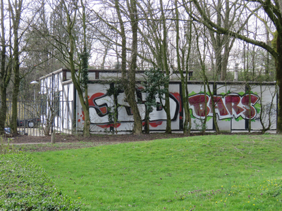 829750 Gezicht op buurthuis De Boeg (Tjalkstraat 20) te Utrecht, met op de zijgevel graffiti met de gestileerde teksten ...